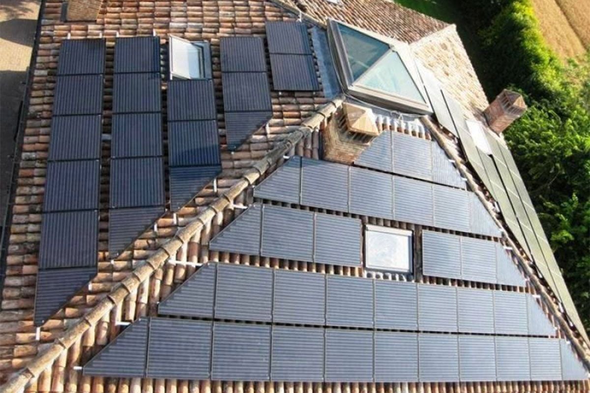 Una solución para los tejados más complicados: paneles solares triangulares para aprovechar un 10% más de espacio