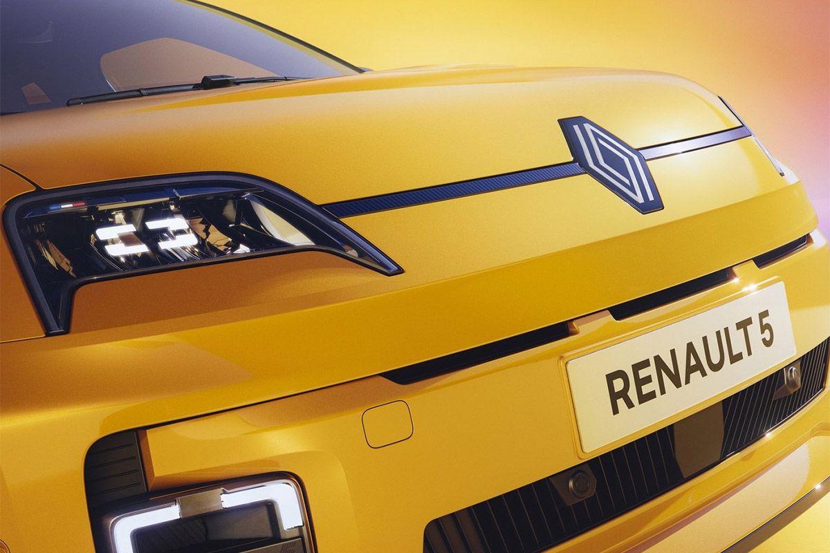 Renault es protagonista con los coches eléctricos, pero avisa: seguirá con coches de combustión los próximos 10 años