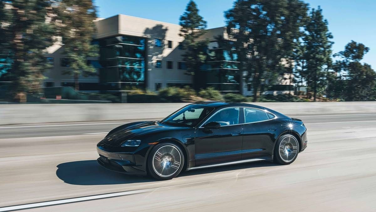 El nuevo Porsche Taycan logra 587 km de autonomía en autovía