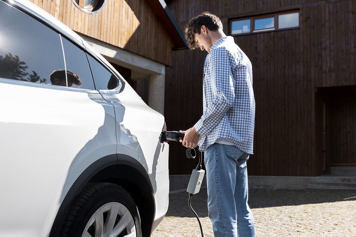 Así es muy difícil: solo el 3,2% de los hogares en España tienen un coche eléctrico o híbrido