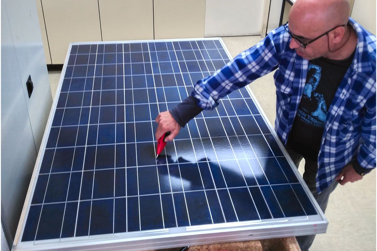 Científicos españoles hallan un método más económico, accesible y respetuoso para reparar paneles solares