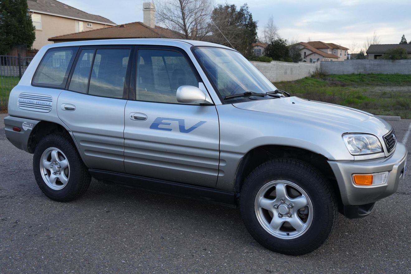 ¿Te comprarías un Toyota Rav4 eléctrico por 5.000 euros?