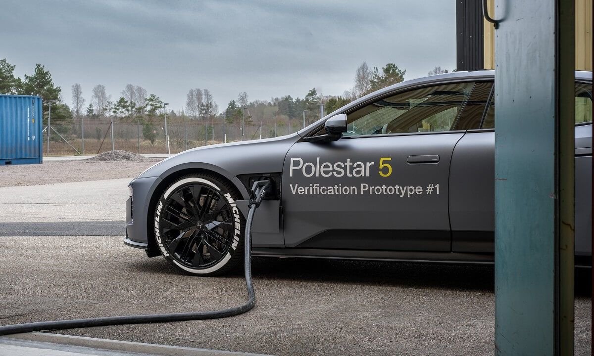 Polestar presenta un prototipo eléctrico capaz de cargar del 10 al 80% en 10 minutos. ¿Revolución a la vista?