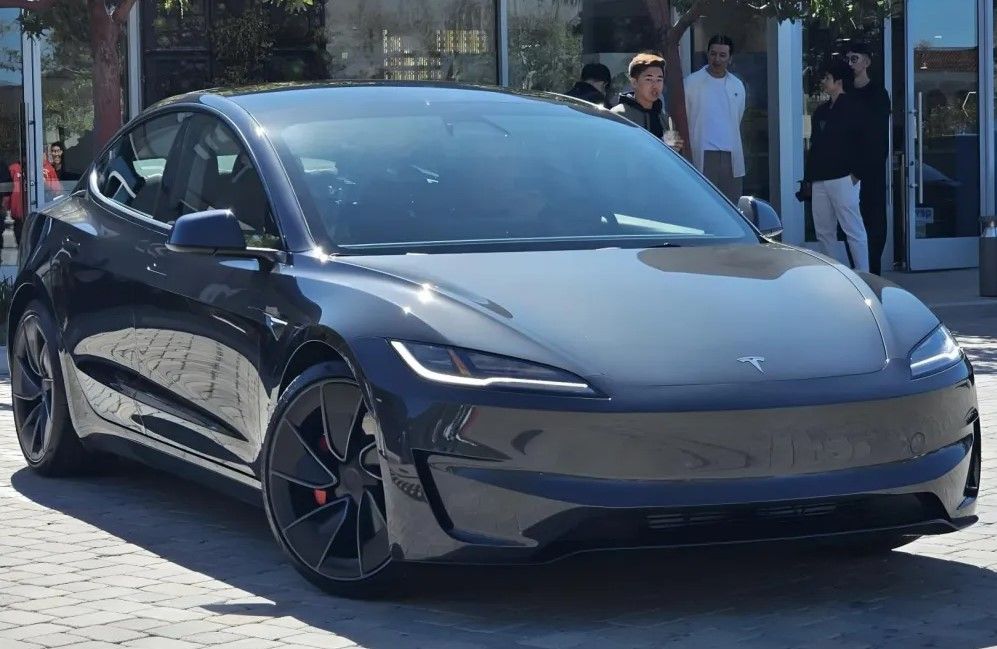 Tesla lanza en México un Model 3 menos equipado, y más económico