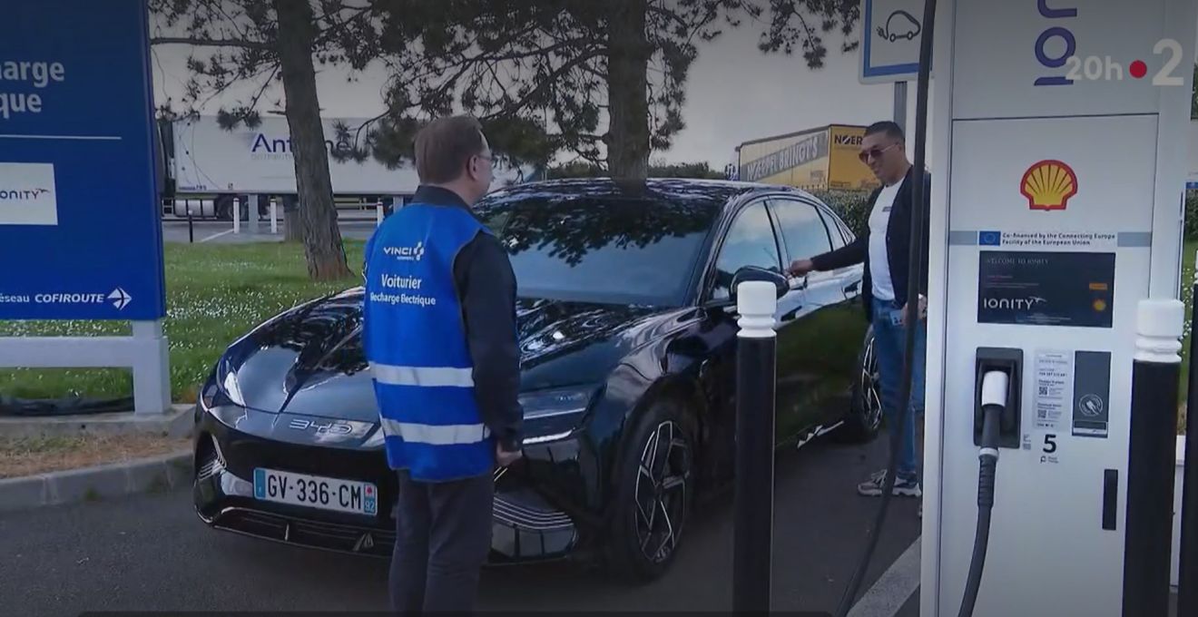 Los asistentes de las estaciones de carga para coches eléctricos. ¿Una buena idea para ayudar a los usuarios?