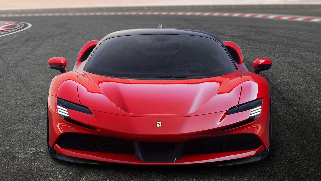 El CEO de Ferrari da nuevas pistas de su primer superdeportivo eléctrico y manda un aviso sobre las marcas chinas