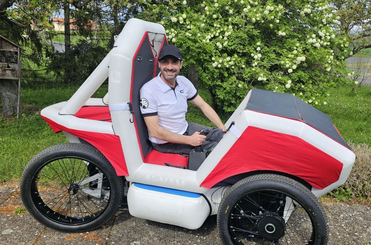 Este ingeniero crea un coche eléctrico hinchable y transportable en una bolsa