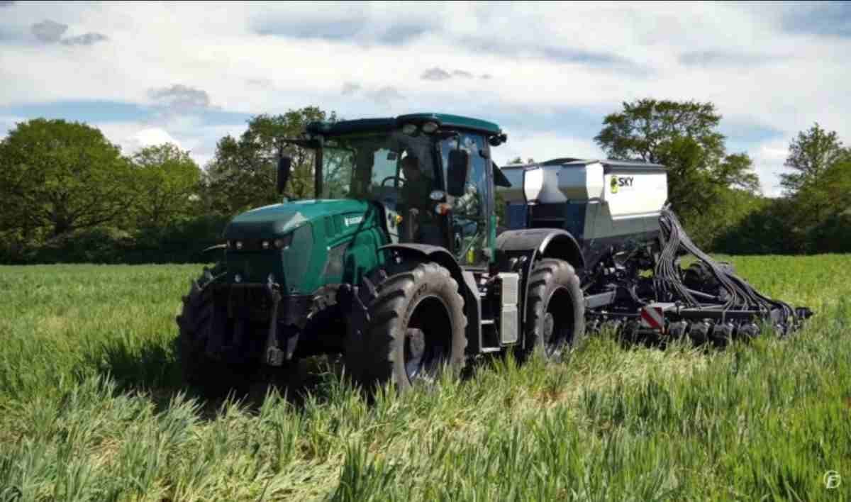 Este tractor eléctrico tiene entre 8 y 12 horas de autonomía y se recarga en 2 horas