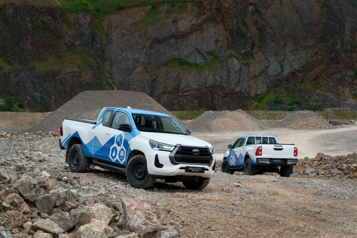 Toyota continúa desarrollando su pick-up de hidrógeno: la mítica Hilux recibe una pila de combustible