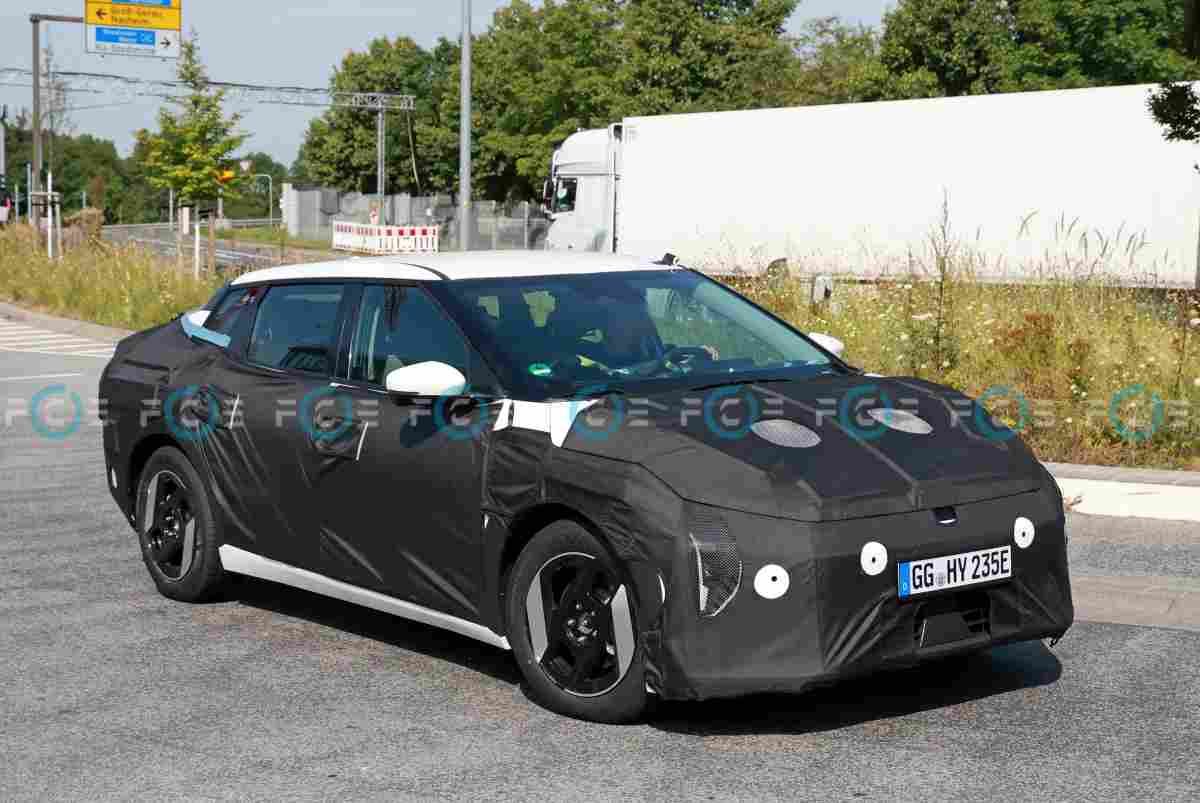 El KIA EV4 pillado durante unas pruebas en Europa. La berlina eléctrica con 700 km de autonomía