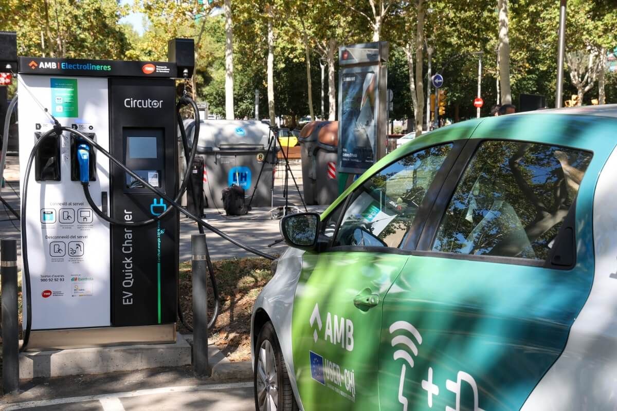 Barcelona inaugura una estación de carga para coches eléctricos que utiliza energía recuperada de la frenada del metro