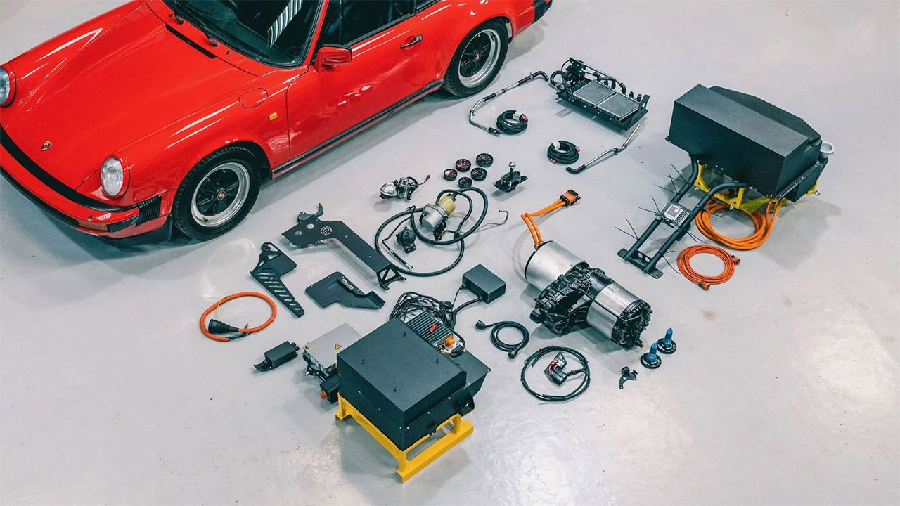 Si Porsche no fabrica un 911 eléctrico, tú lo puedes hacer con este kit de conversión de la generación 964