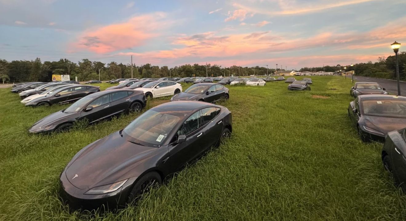 Cientos de Tesla aparcados en un campo en Florida esperando comprador