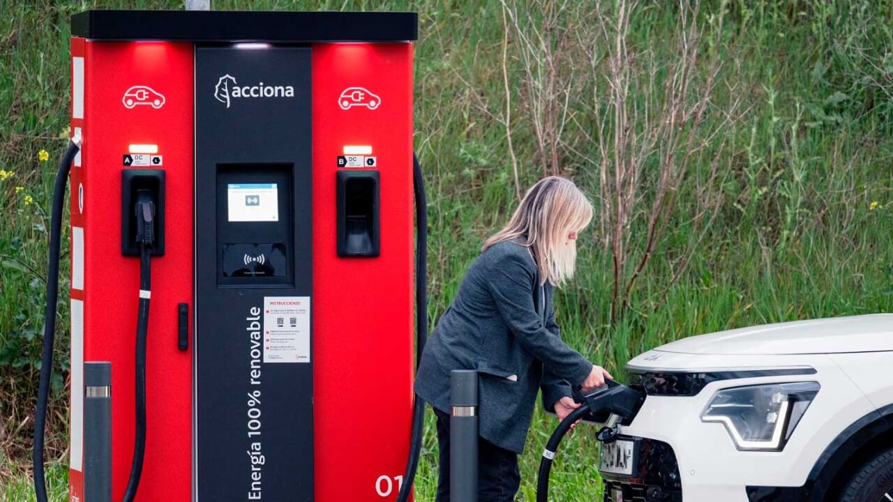 Cargar un coche eléctrico será más fácil que repostar un modelo de combustión