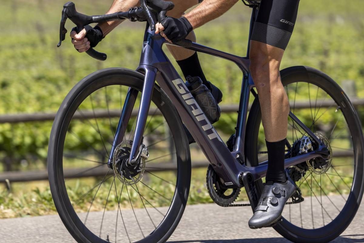 Esta bicicleta eléctrica de carretera pesa sólo 12 kilos