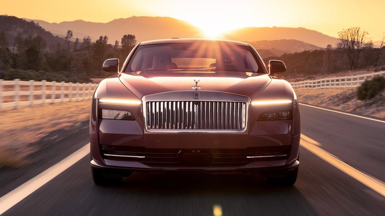 Por qué Rolls-Royce dice no a los coches híbridos (y sí a los eléctricos) para mantenerse fiel al ADN de sus vehículos