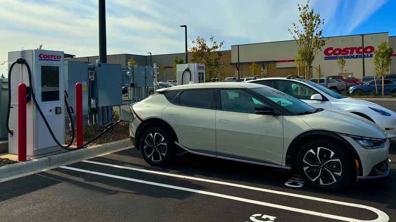 Conocida por su gasolina barata, Costco lanza sus cargadores para coches eléctricos siguiendo el mismo concepto