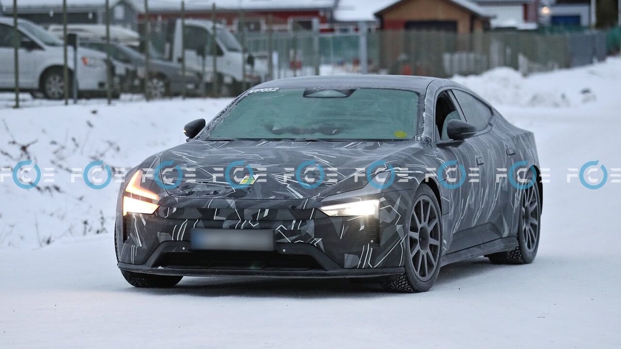 Pillamos al Polestar 5 casi sin camuflaje, así es el GT eléctrico que quiere destronar al Porsche Taycan