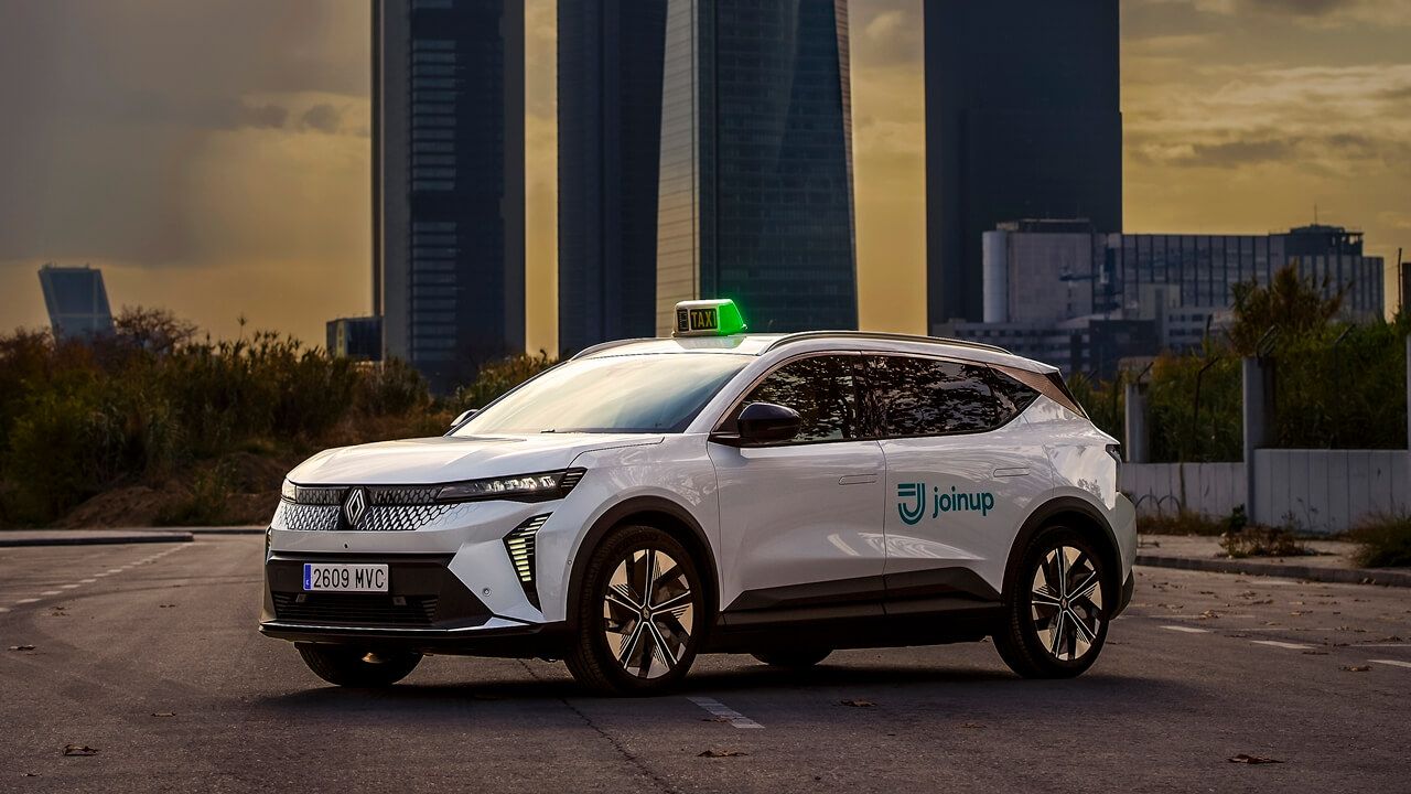 Renault quiere que los taxistas adopten el Scénic eléctrico y llega a un acuerdo con Joinup para lograrlo