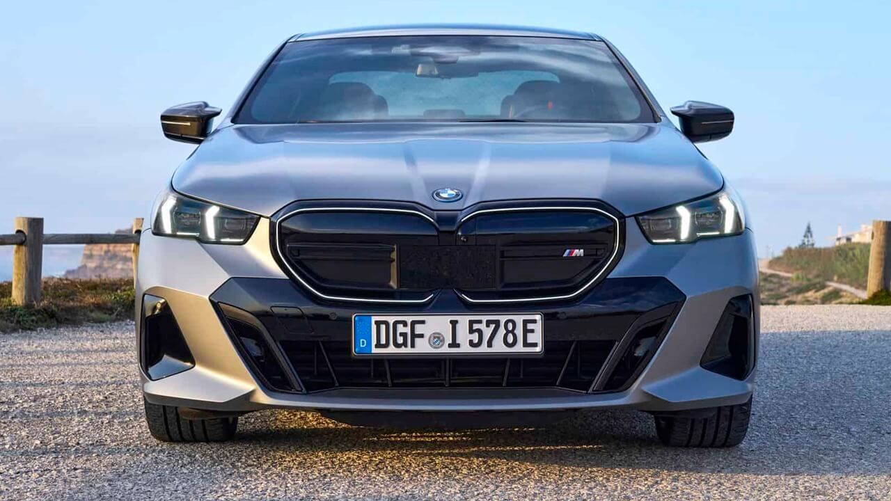 Sólo lleva 2 años a la venta, pero BMW acaba de actualizar el i5 con mucha más autonomía