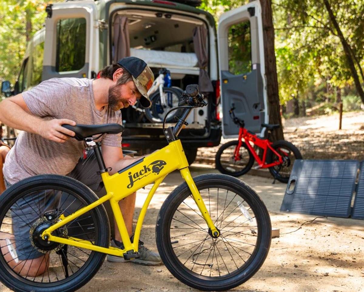 ¿Cómo recargar tu bicicleta eléctrica sin enchufe? Gracias a este económico kit solar