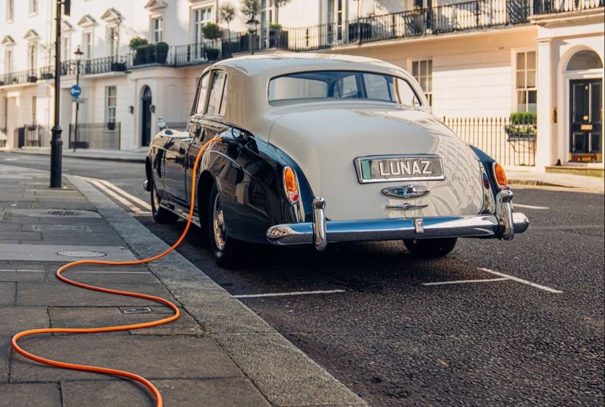 Esta empresa convierte coches clásicos en eléctricos, que no hacen más que revalorizarse