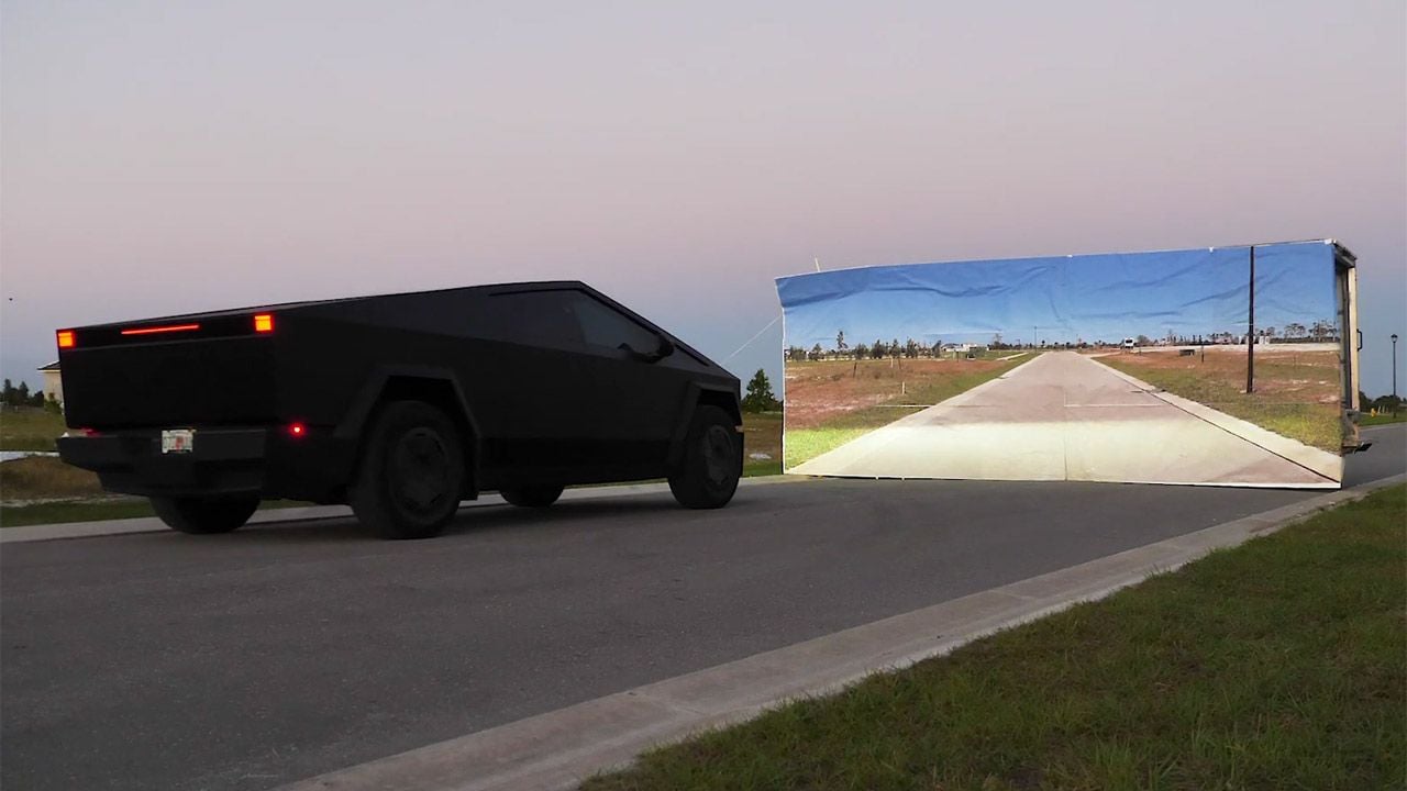 Un youtuber vuelve a recrear la prueba de la pared falsa con una Tesla Cybertruck, ¿superará la prueba con la tecnología FSD?