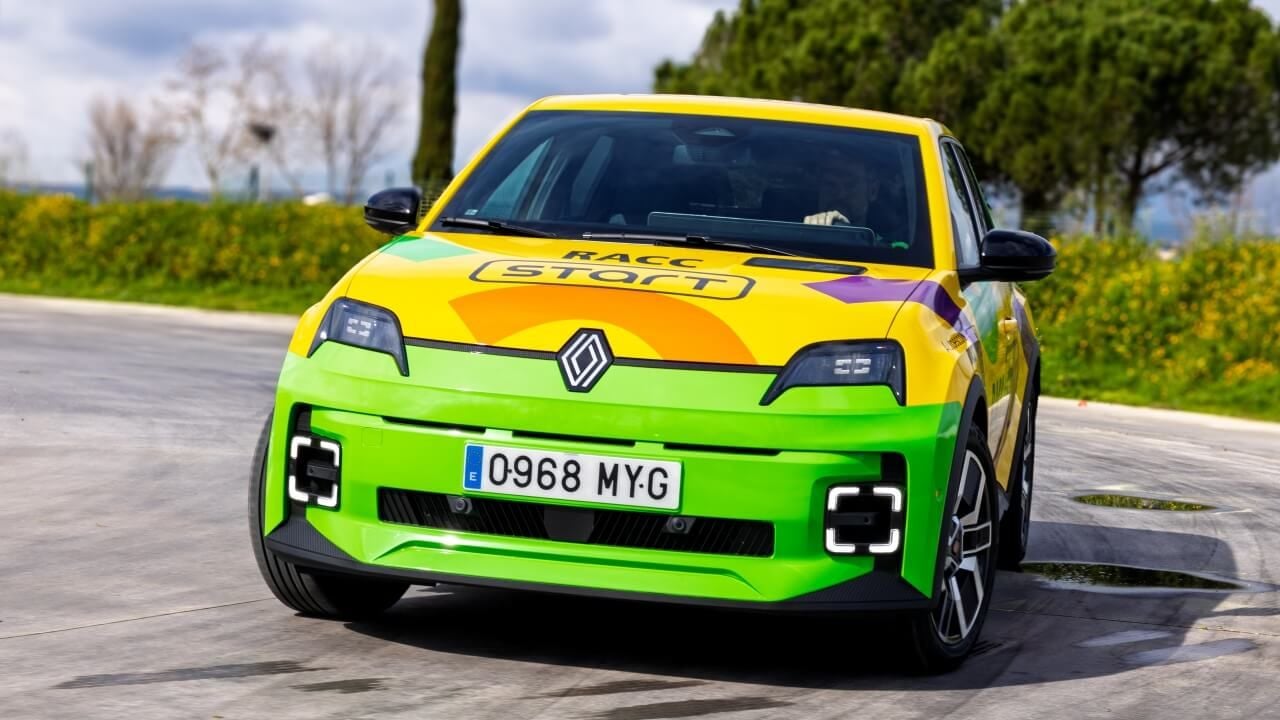 Los coches de autoescuela se vuelven eléctricos, el Renault 5 se une a la flota del RACC