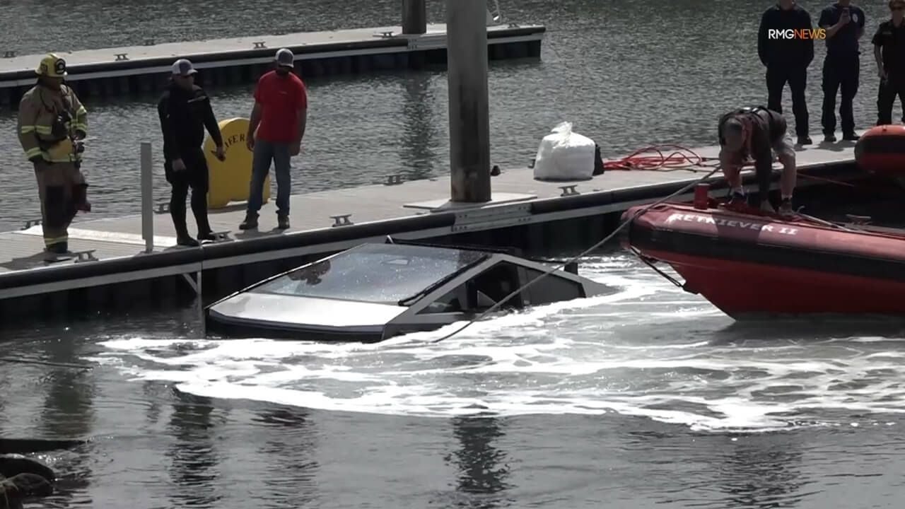 Elon Musk prometió que la Tesla Cybertruck flotaría en el agua, pero este usuario ha descubierto por las malas que no es así