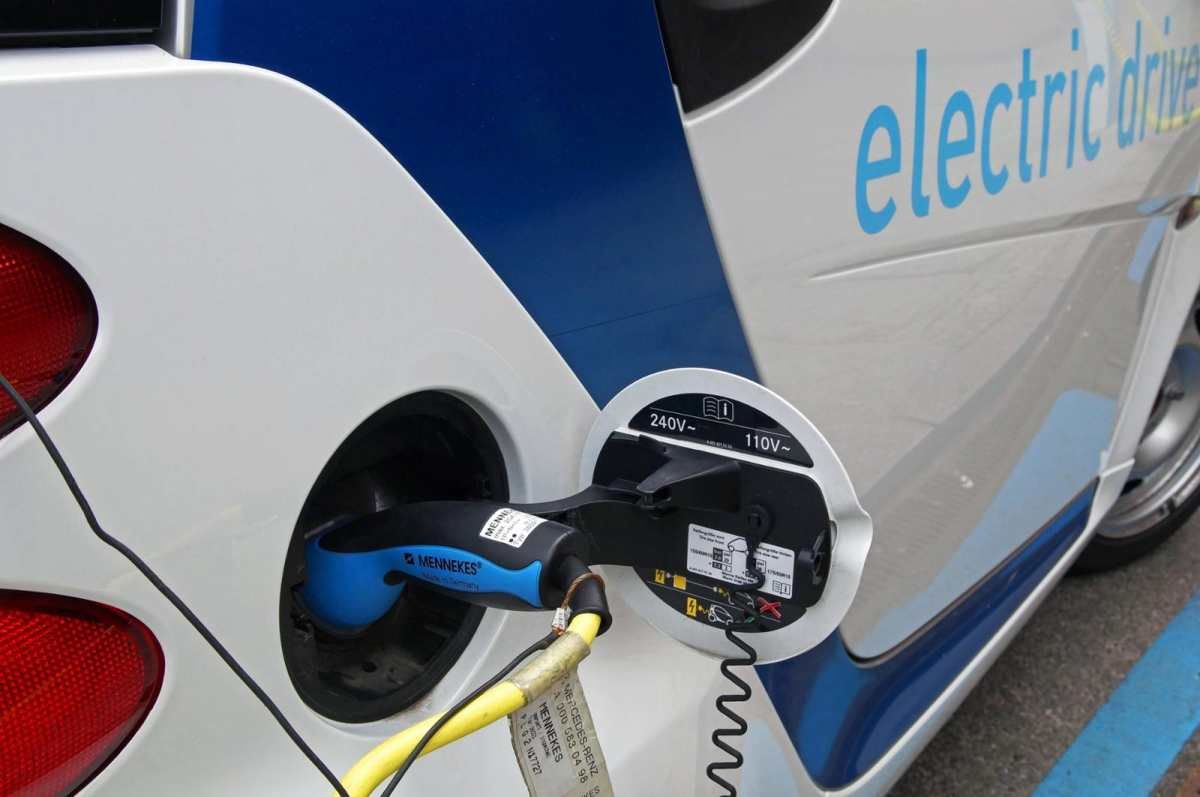 Arreglar la batería de un coche eléctrico es hasta un 80% más barato en los talleres independientes que en los oficiales