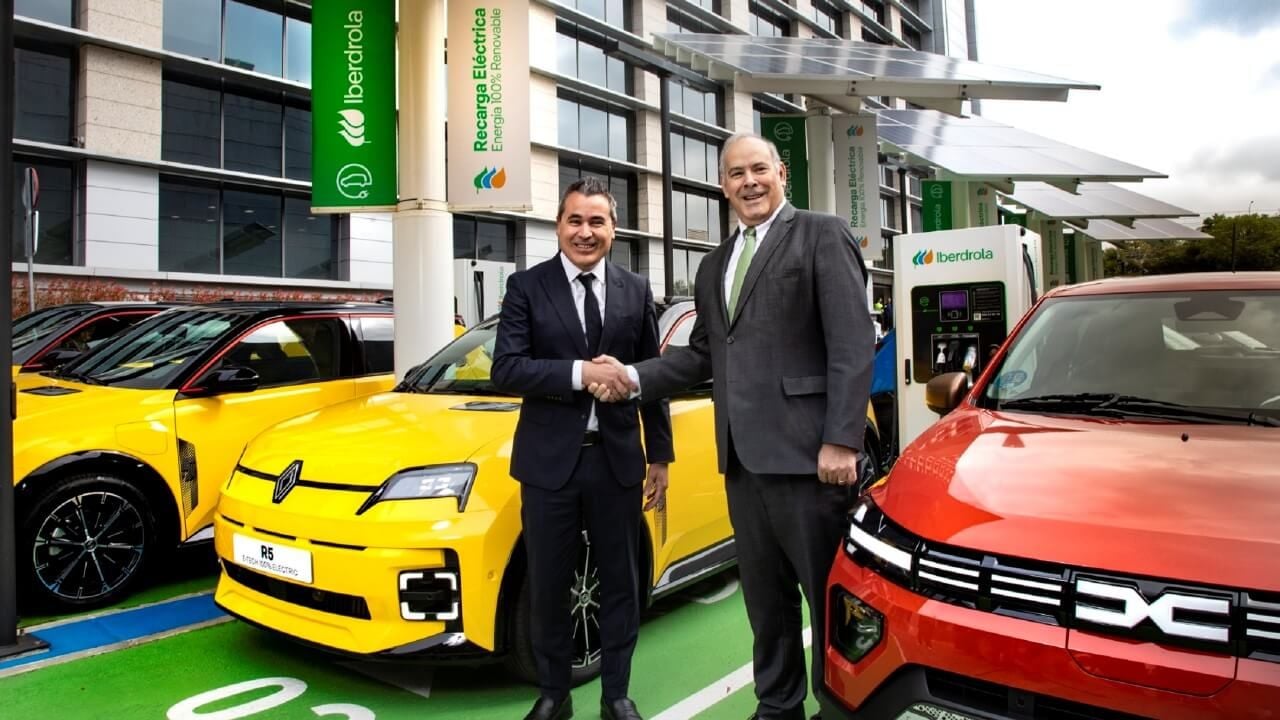 Si compras un coche eléctrico de Renault o Dacia, Iberdrola te regala hasta 30.000 km de energía gratuita