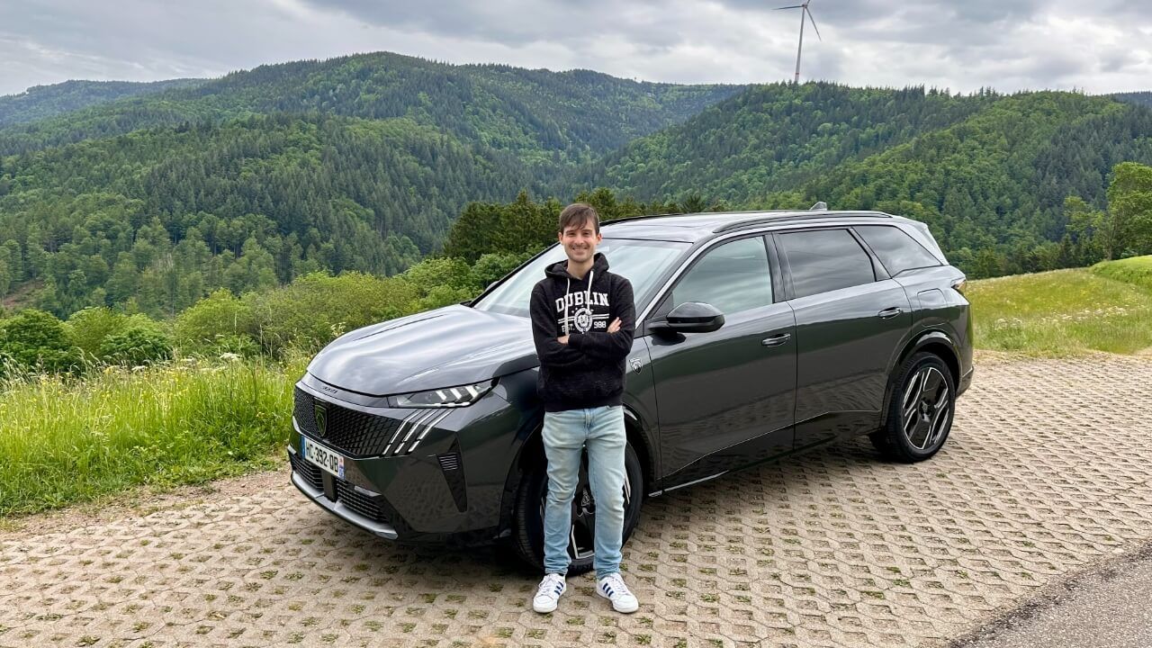Prueba Peugeot E-3008 y E-5008 Dual Motor, un extra de potencia y tracción 4x4 para dos SUV eléctricos muy burgueses