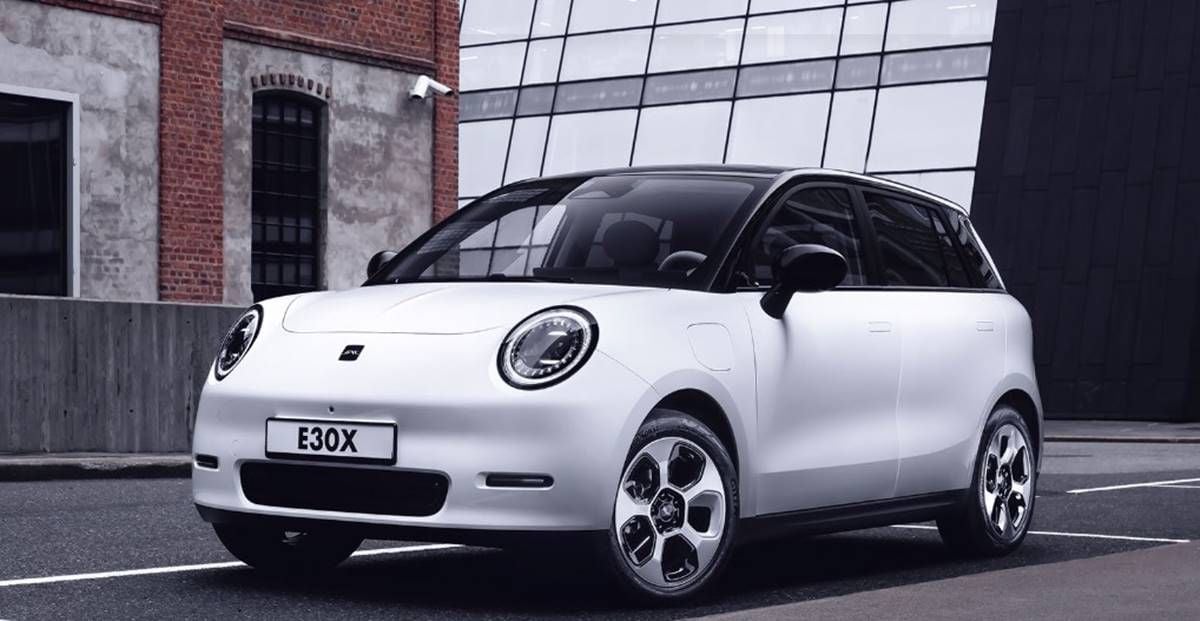 Este compacto eléctrico chino de 25.000 euros está sorprendiendo a los medios en su llegada a Europa