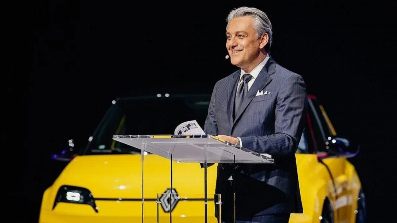 "Hay que hacer vehículos que la gente pueda pagar". El CEO de Renault tiene claro por qué los jóvenes ya no compran coches