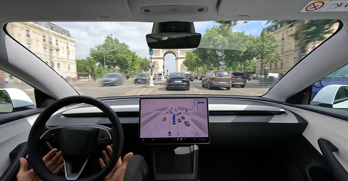 El sistema de conducción autónoma de Tesla se enfrenta a la temible rotonda del Arco del Triunfo de París
