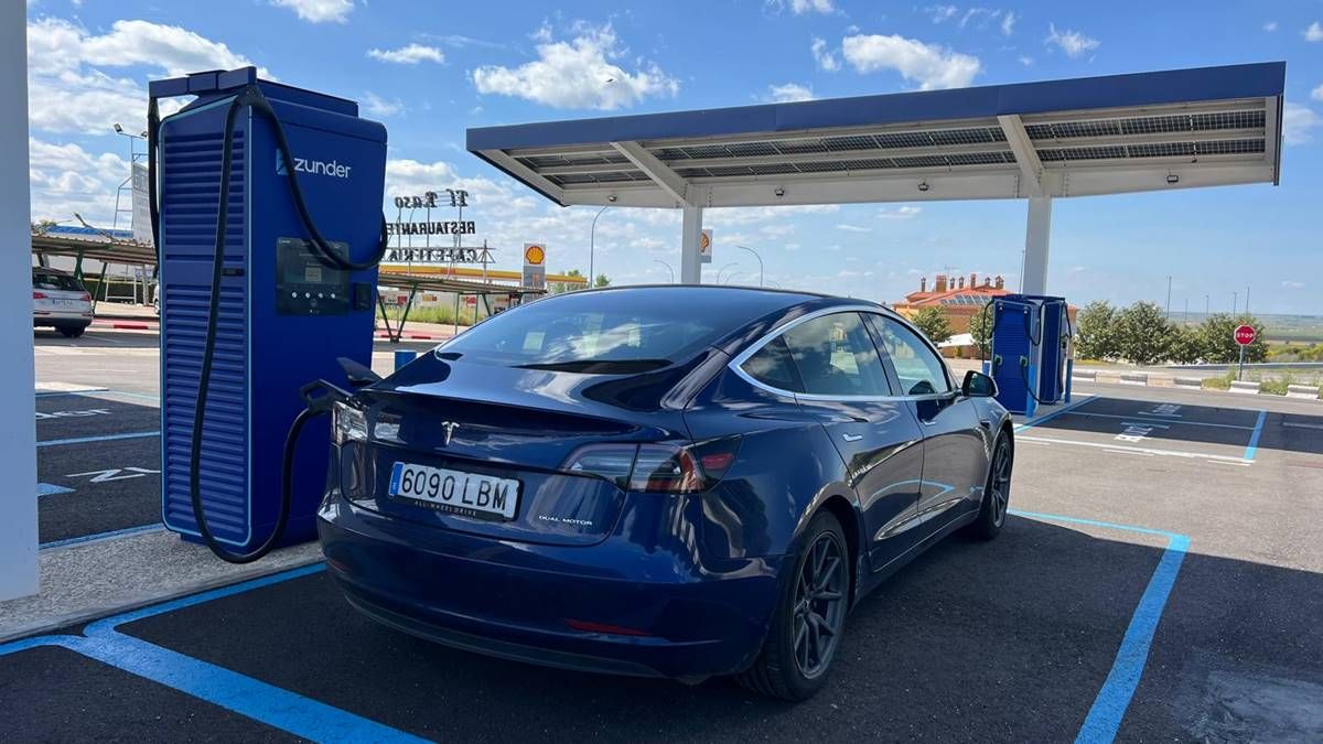 Esta es la diferencia entre un Tesla Model 3 con 5.000 km y uno con 320.000 km