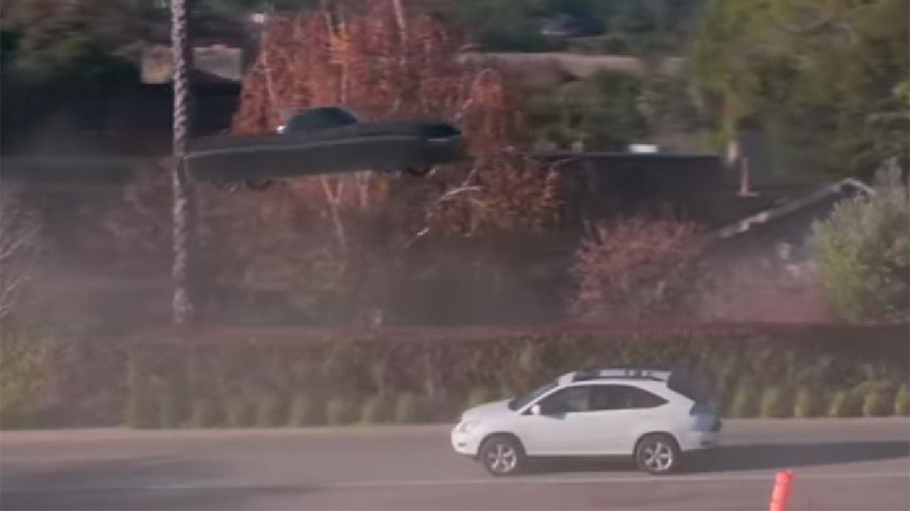El primer coche volador eléctrico, a punto de hacerse realidad: más eficiente que un Tesla y "salta" así por encima de otros coches