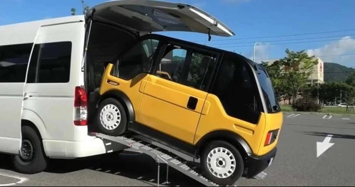 Este microcoche eléctrico de bajo coste entra en una furgoneta, y ya es todo un éxito