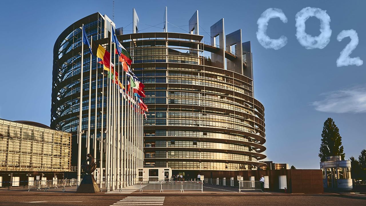 Si China nos lleva ventaja con los coches eléctricos, ¿por qué Europa prohíbe los de combustión? El lobby alemán aprieta a la UE