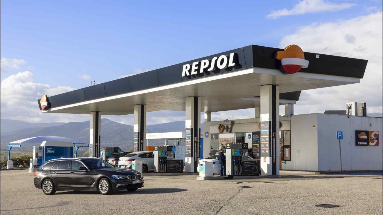 "El diésel salvó a este país", la justificación de Repsol para seguir produciendo este combustible
