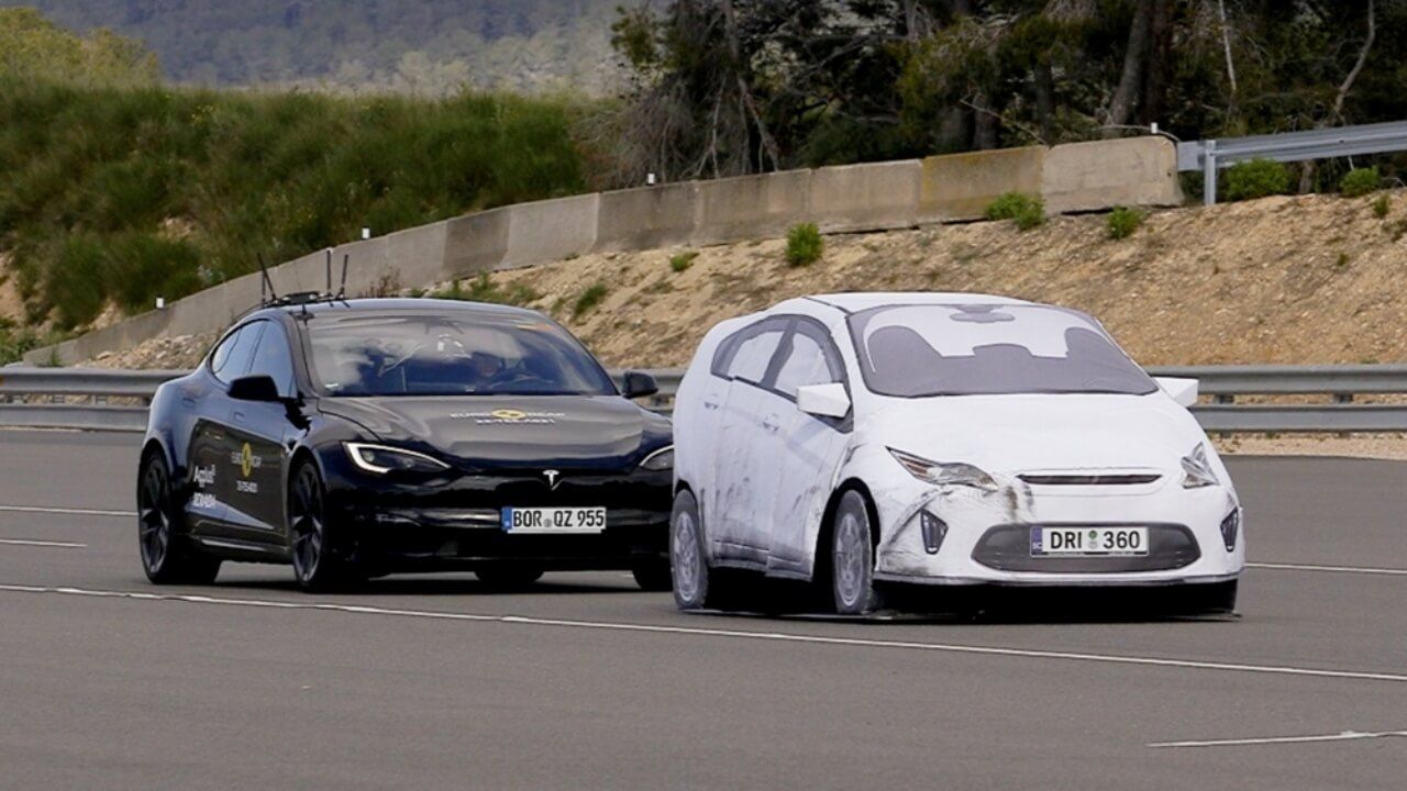 "Está engañando a los consumidores". Euro NCAP sentencia al Autopilot del Tesla Model S, que logra menos puntuación que el Renault 5
