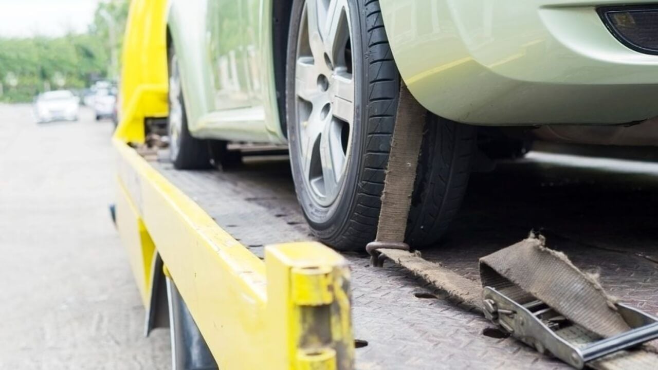 Sufre un accidente con su coche eléctrico, y ninguna grúa se atreve a recogerlo de la cuneta durante días