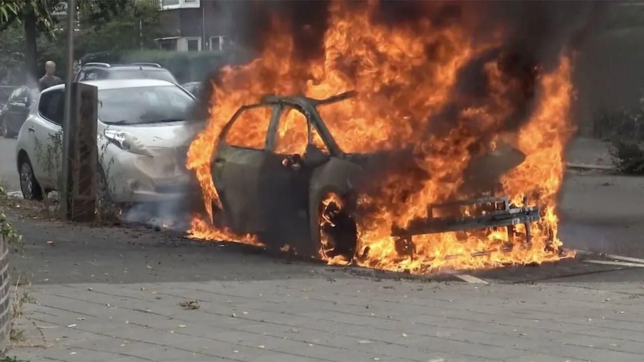 El ayuntamiento de esta ciudad española abandona los coches eléctricos tras un incendio. ¿Una medida absurda?