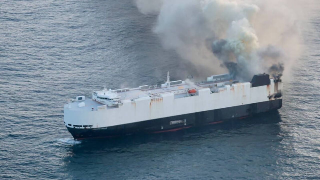Un barco cargado de coches, algunos de ellos eléctricos, ha sido abandonado en pleno Océano Pacífico tras un incendio