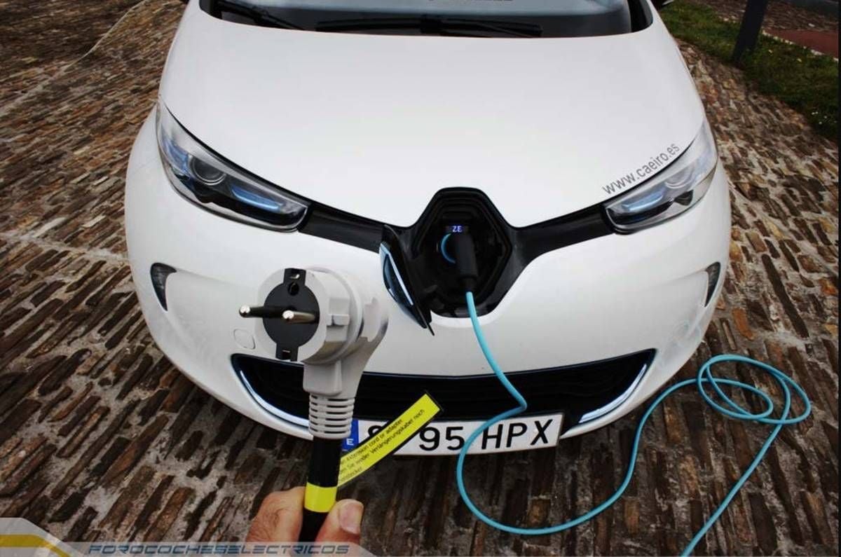 Lo que nunca deberías hacer al cargar un coche eléctrico en casa