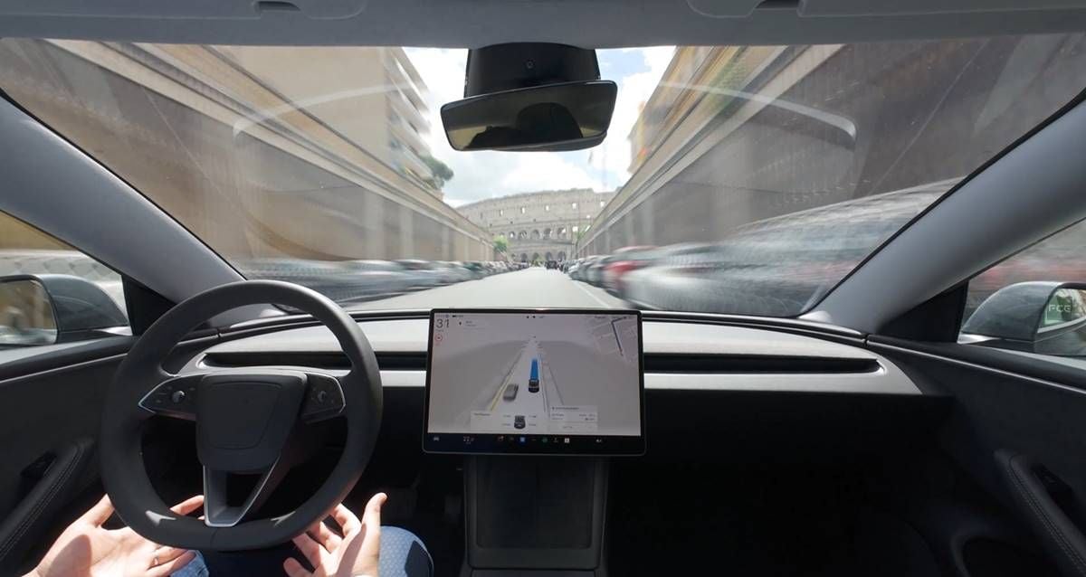 Así se comporta la conducción autónoma de Tesla en el caos de Roma