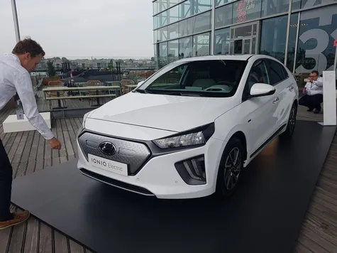  El renovado Hyundai IONIQ Eléctrico ya tiene precio en España  desde  .  euros con   kilómetros de autonomía