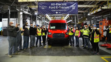 Ford comienza la producción en serie y entregas de la furgoneta eléctrica  2022 E-Transit en EEUU | forococheselectricos