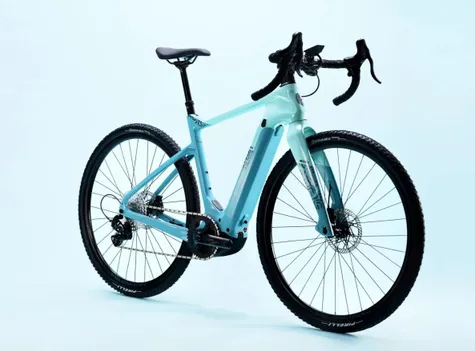 La Bianchi e-Arcadex es una bicicleta eléctrica de gravel con de carbono y 115