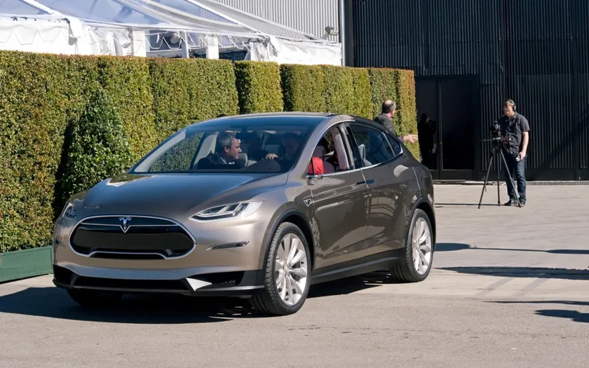 Tesla Model X con tracción total